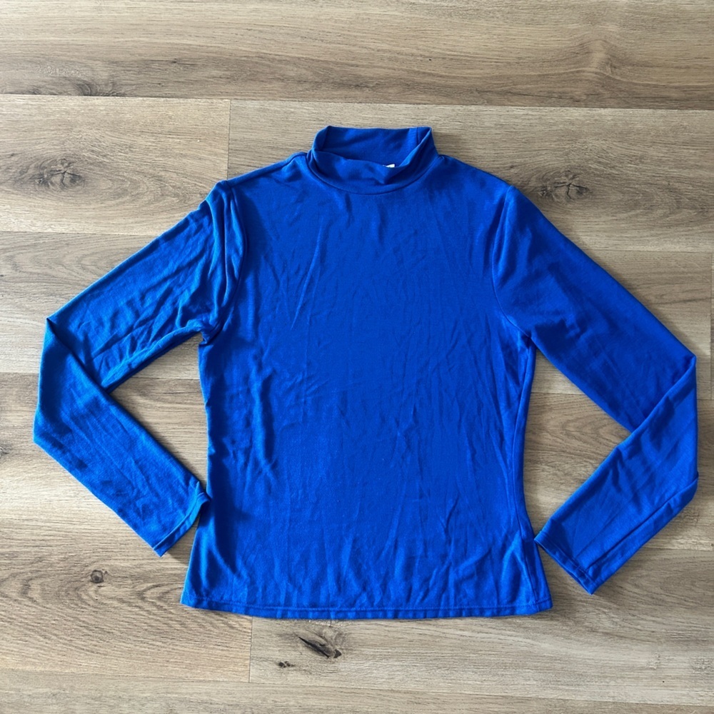 JustFab Woman’s Turtle Neck Long Sleeve Tee, Size: M- EUC